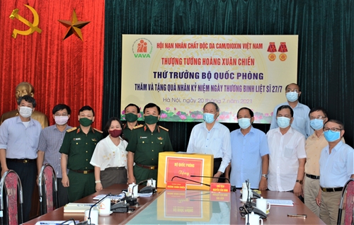 Đoàn công tác Bộ Quốc phòng thăm, tặng quà Hội Nạn nhân chất độc da cam/dioxin Việt Nam